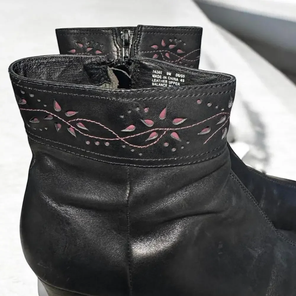 Women’s Y2K Clarks Leather Round Toe Ankle Boot Size 9 With Pink Floral Design